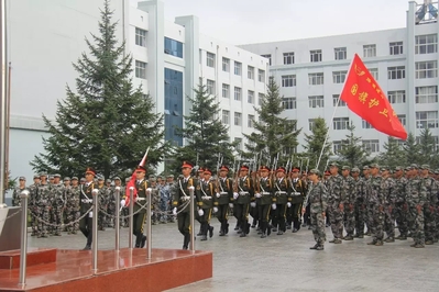 哈尔滨华德学院举行“勿忘国耻，弘扬民族精神”纪念九.一八事变86周年主题升旗仪式