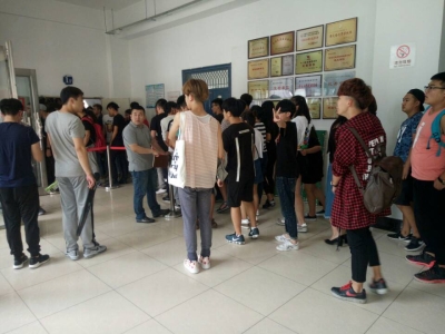 我校试行第五教学楼内分流疏导单向通行解决课间人流拥堵问题