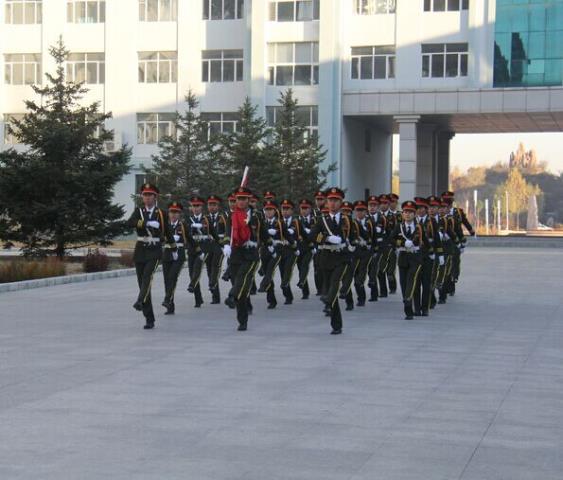 组织举行校级新老届学生组织旗帜交接仪式
