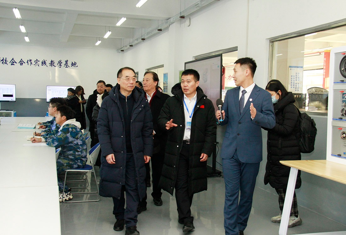 中国教育发展战略学会参访团莅临哈尔滨华德学院参观调研