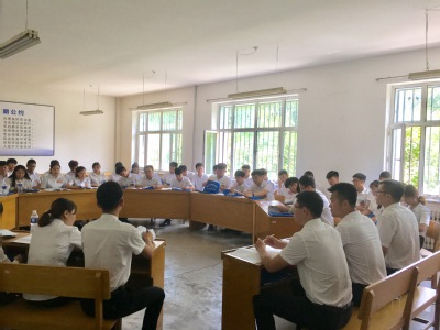 哈尔滨华德学院第一次学生代表大会第二代表团正式会议讨论会
