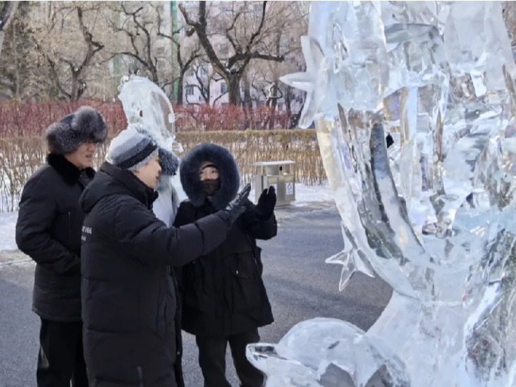 【龙江高校思政网络】高校新闻速递：冰雕鸽子火出圈！哈尔滨华德学院在兆麟公园开讲“冰雪公开课”