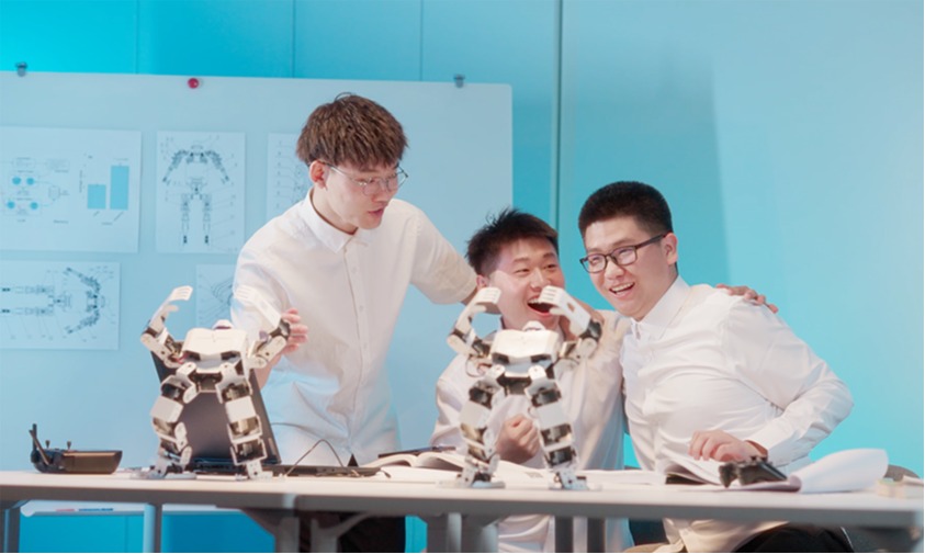 华德学子：以AI赋能未来，引领智慧生活新风尚