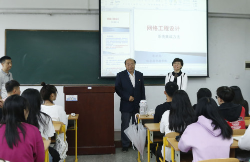 开学首日教学秩序井然有序