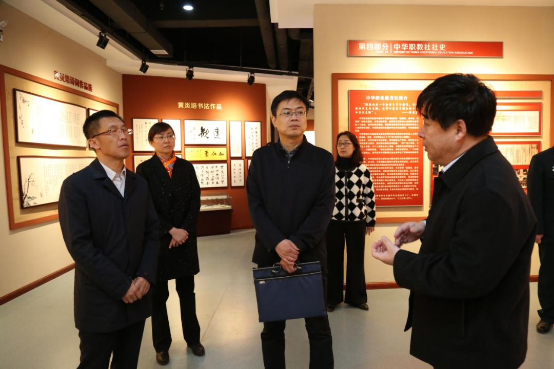 中宣部国防教育调研组来哈尔滨华德学院考察调研