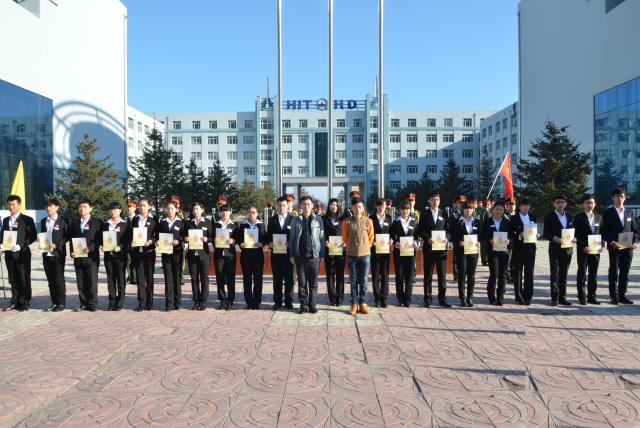 举行升旗仪式暨校级学生组织学生干部表彰大会