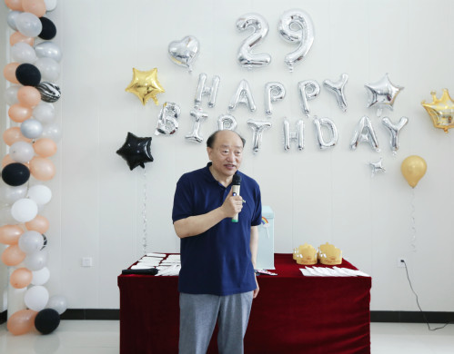 情暖华德 感恩相伴——我校举办教职工集体生日会