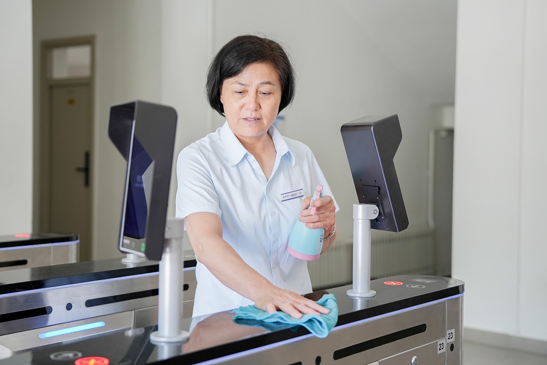 开学返校日的仪式感：连空气里的灰尘，今天都被我们“强制休假”了