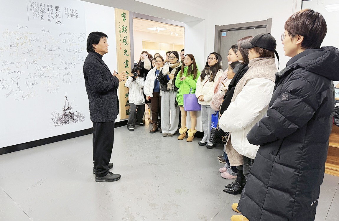 艺术之旅·灵感碰撞：艺术与传媒学院全体教师共赏“行走映像”张红松手绘建筑写生作品展
