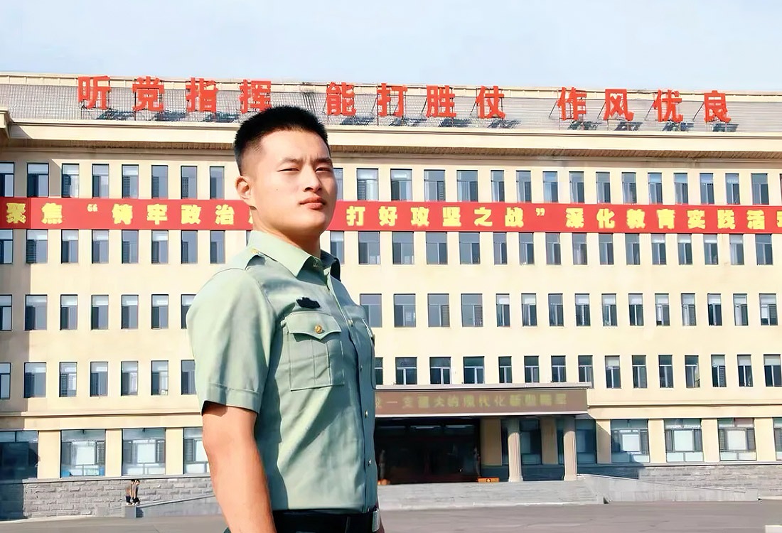 两次入伍铸军魂，危难时刻显担当：为这位华德学子点赞