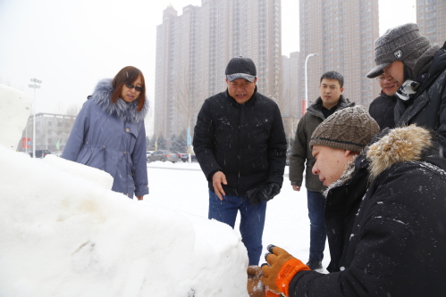 顾德库校长到创业广场看望华德雪艺《守护家园》群雕项目创作团队师生