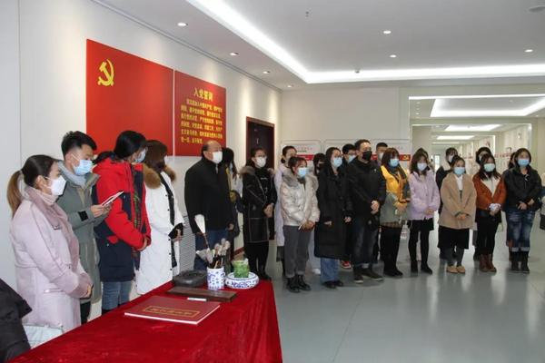 离团心向党奋进赶朝阳我校教工团支部举行超龄团员离团仪式