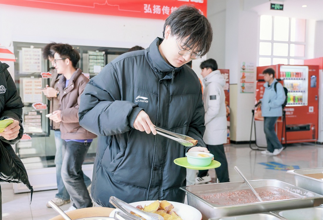 “重温历史 忆苦思甜 缅怀先烈”特别活动：糙米红薯忆峥嵘，食堂变身红色课堂
