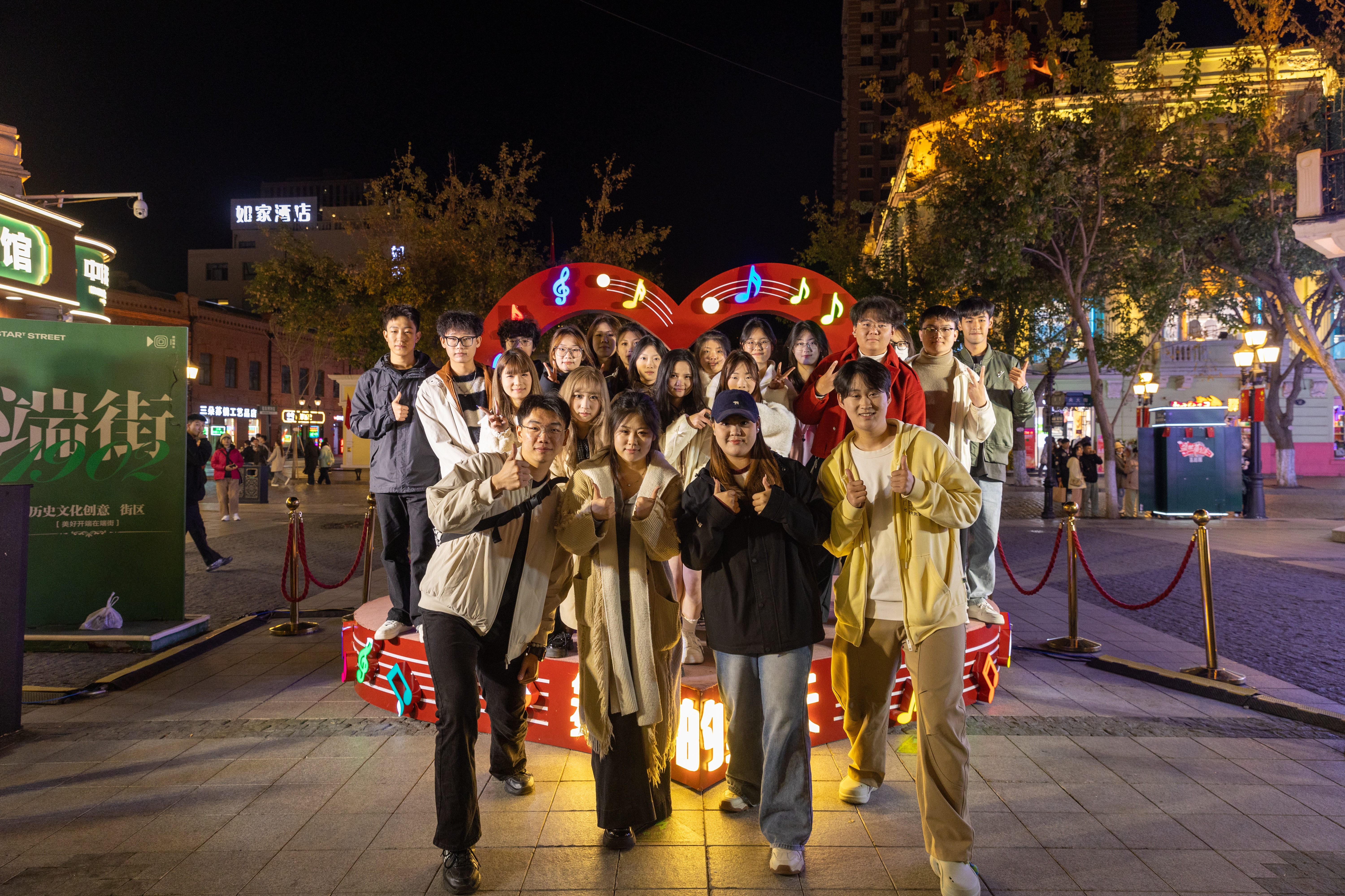 实力“圈粉”：华德歌手活力开麦，唱响金秋尔滨！