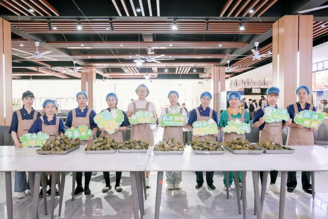 超暖心免费发粽子、小龙虾、五彩绳......这个端午，哈尔滨华德学院“粽”情宠你